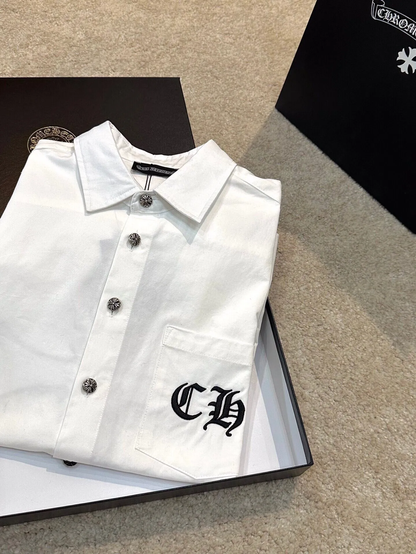 P430 Chrome Hearts leather cross leather embroidery shirt jacket! OS version can be worn by both men and women! The fabric is made of twill gauze cotton fabric! The texture is clear and smooth, not easy to wrinkle or fade! The embroidery process is complex and repetitive, and the requirements for the embroidery machine are very strict. The distance is always 45 centimeters! It won’t work if the spacing is too big, and it won’t work if it’s too small! The hardware is all carved and cast. This piece of clothing consumes a lot of material. More than 3 meters of material is used for one piece of clothing! After the garment is made, it needs to be fixed at high temperature, washed at a water temperature of more than 70 degrees, and softened by adding softener to make the upper body softer and smoother!   Color: black white Size: m-3xl Style number: 5856